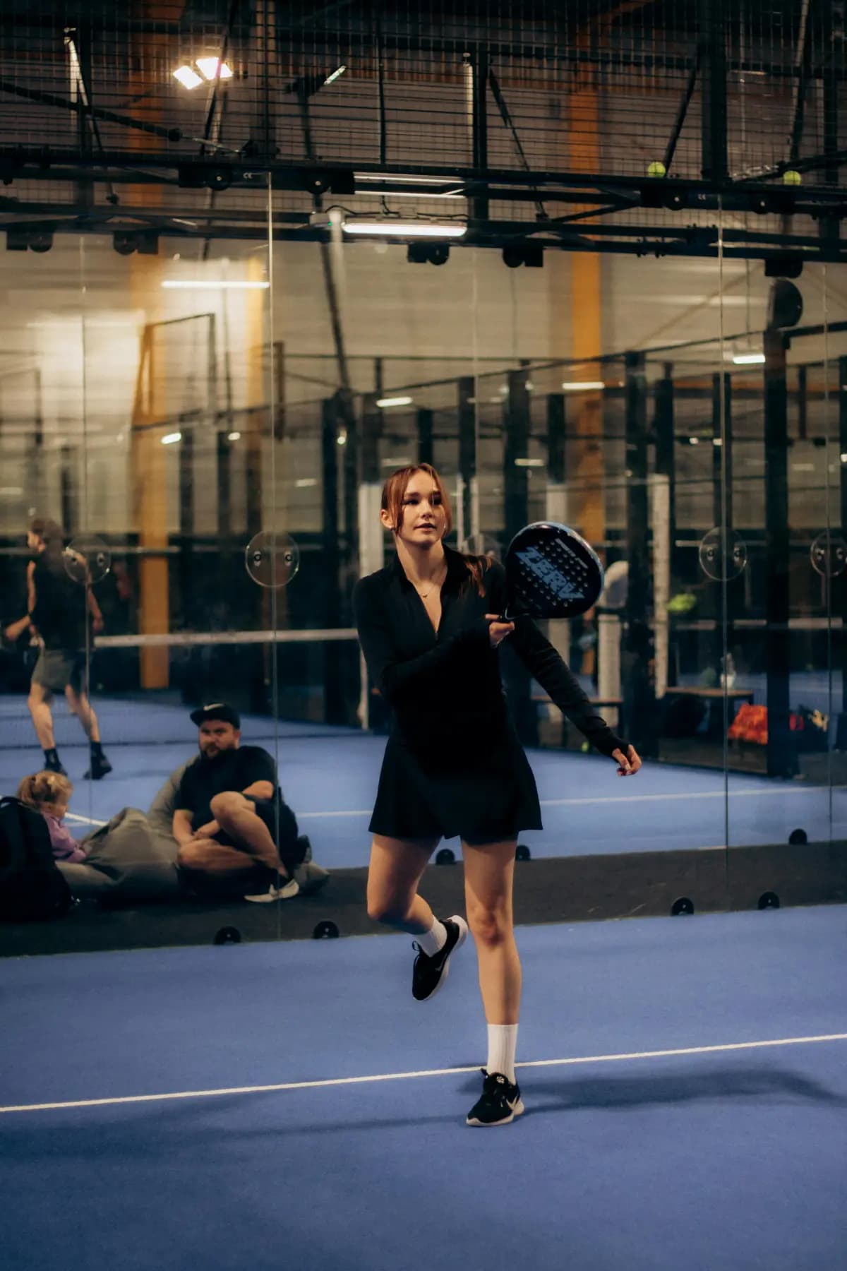 Joueuse de padel en indoor