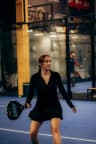 Joueuse en match de padel