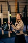 Joueuse de padel souriante