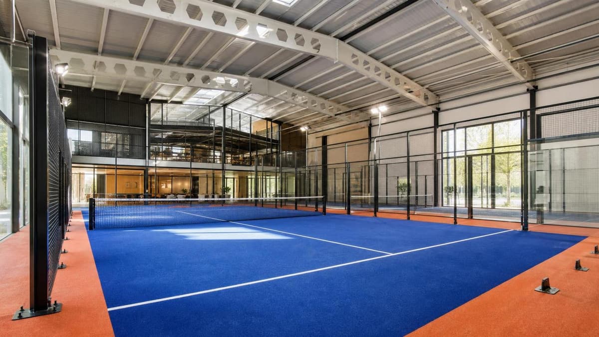 Terrain de Padel Indoor : Guide Complet sur ses Caractéristiques et Avantages Clés